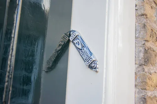 De mezoeza die bij de deur van de Flakkeese woonkamer hangt.&nbsp; Foto: Sam Fish