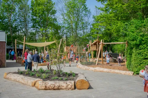 Op het achterste schoolplein zijn nog veel meer groene speeltoestellen geplaatst.&nbsp; Foto: Sam Fish