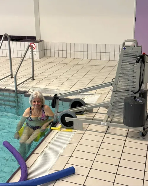 Mevrouw Boon in de nieuwe zwembadlift.
