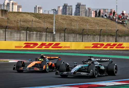 George Russell kämpft gegen Lando Norris beim Grand Prix von China 25.