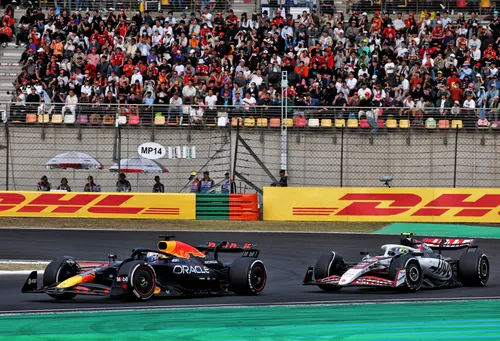 Max Verstappen in gevecht met Oliver Bearman in China