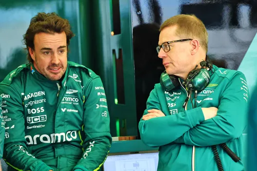 Andy Cowell in gesprek met Fernando Alonso