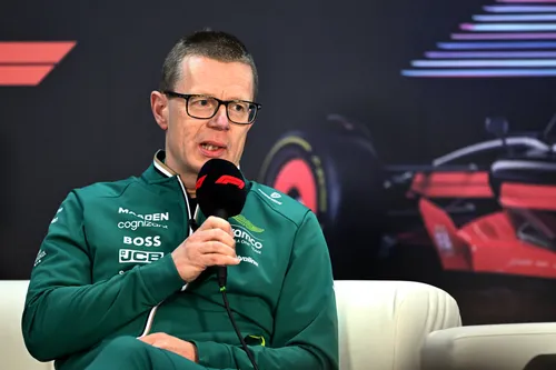 Andy Cowell tijdens zijn eerste persconferentie voor Aston Martin
