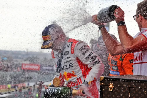 Max Verstappen viert eerste overwinning van 2025 in Japan