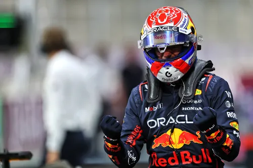 Max Verstappen fährt dieses Jahr ohne das EA-Sports-Logo auf seinem Helm.