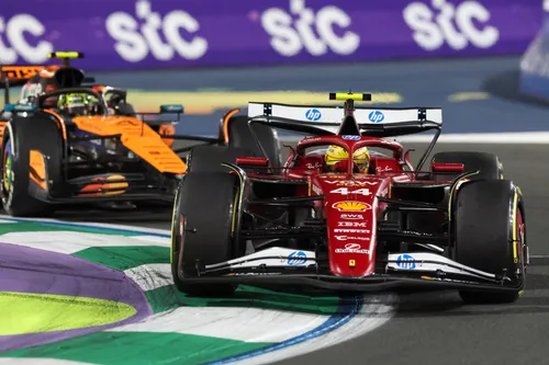 Lewis Hamilton en Oscar Piastri in Jeddah