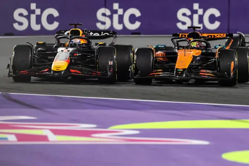 Verstappens Fünf-Sekunden-Strafe bedeutete, dass er während der ersten Boxenstopprunde von Piastri überholt wurde