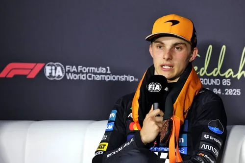 Piastri tijdens de persconferentie na de Grand Prix van Saoedi-Arabië