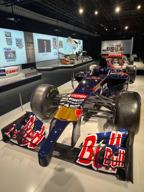 De Toro Rosso waarin Verstappen zijn VT1-debuut maakte in Japan 2014.