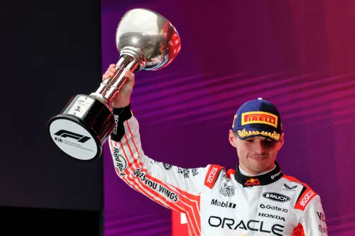Verstappen viert de overwinning in Japan.