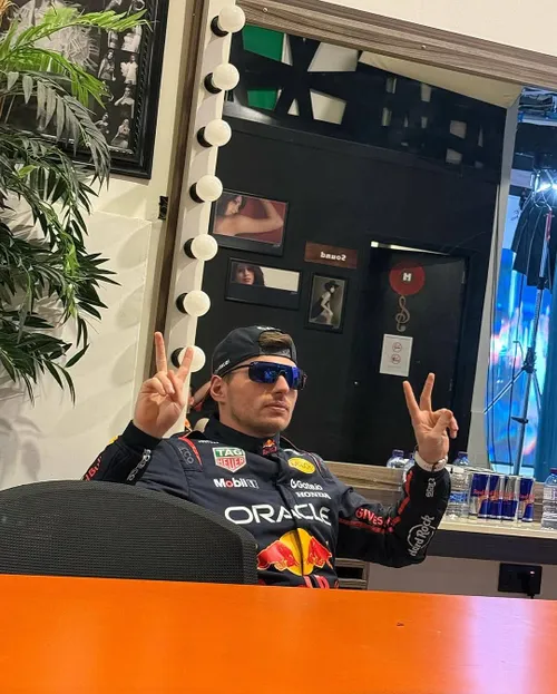 Max Verstappen met zonnebril