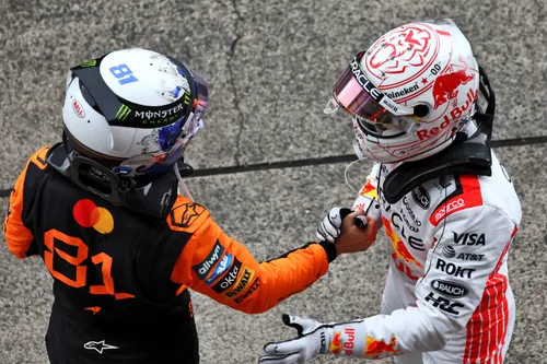 Oscar Piastri (links) en Max Verstappen (rechts) in Japan