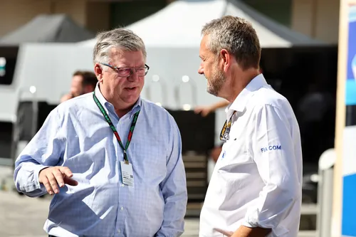Formula 1 World Championship 2023, Round 23, Abu Dhabi Grand Prix, Yas Marina Circuit, Abu Dhabi, United Arab Emirates, Sunday 26 November 2023 - L to R): Otmar Szafnauer (USA) with Steve Nielsen (GBR) FIA Sporting Director on the grid.