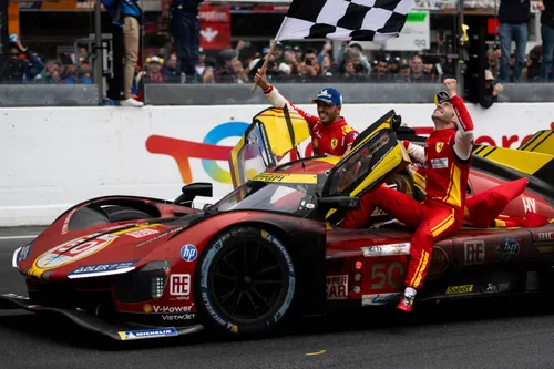 In een door regen geteisterde race in Le Mans, pakte de #50 Ferrari auto de tweede overwinning van de Scuderia in evenveel jaren na de triomf van de #51 auto in 2023