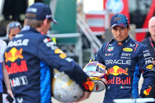 Nachdem er 2023 als Zweiter in der Fahrerwertung hinter Verstappen abschloss, konnte Perez nur noch den achten Platz in der folgenden Saison erreichen, wobei der Niederländer im Laufe des Jahres 285 mehr Punkte erzielte.