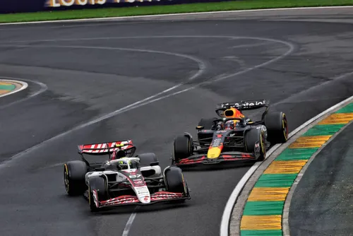 Bearman verlaat de pitstraat en komt voor Verstappen terecht tijdens een Safety Car-periode in de Australische Grand-Prix