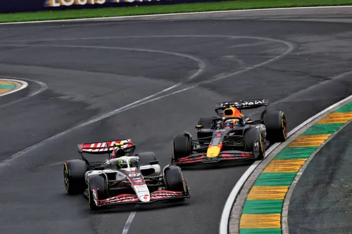 Oliver Bearman kommt vor Max Verstappen während der Safety-Car-Periode im Großen Preis von Australien heraus.
