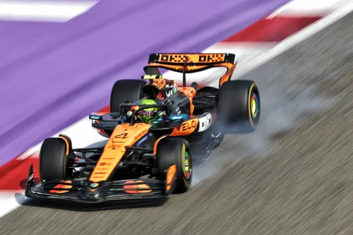 Lando Norris blockiert das linke Vorderrad seines MCL39 in Bahrain