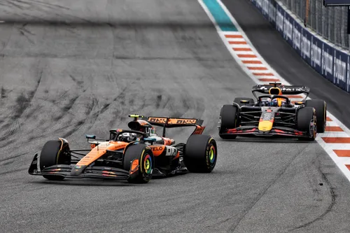 Lando Norris nadat hij Max Verstappen heeft ingehaald in de Grand Prix van Miami