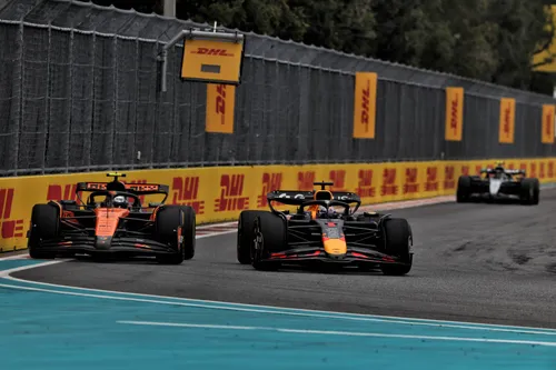 Lando Norris had meerdere inhaalpogingen nodig om Max Verstappen te passeren in Miami.