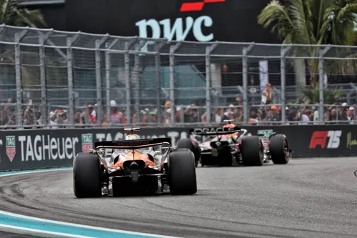 De onderlinge strijd tussen McLaren en Red Bull Racing wordt steeds heviger.