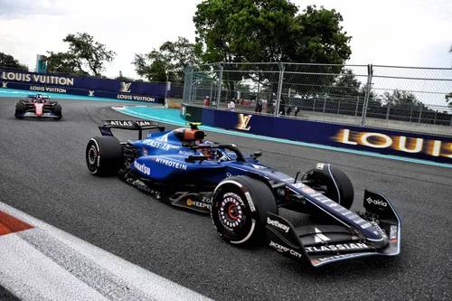 Carlos Sainz in his FW47 defending position from a Ferrari at Miami