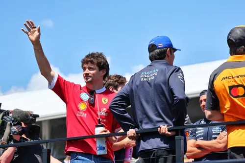 Charles Leclerc tijdens de drivers parade voorafgaand aan de Grand Prix van Emilia-Romagna.
