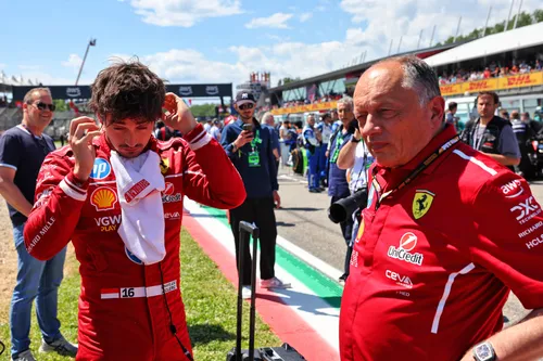 Leclerc voorafgaand de race op de grid samen met Ferrari-teambaas Fred Vasseur