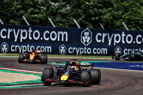 Max Verstappen voorbij aan Oscar Piastri in Imola