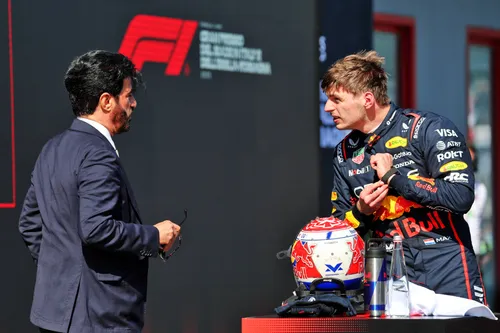 FIA-president Mohammed Ben Sulayem en Max Verstappen na afloop van de Grand Prix van Emilia-Romagna.