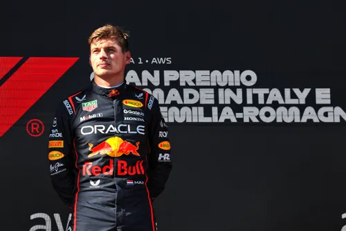Max Verstappen op het podium in Imola
