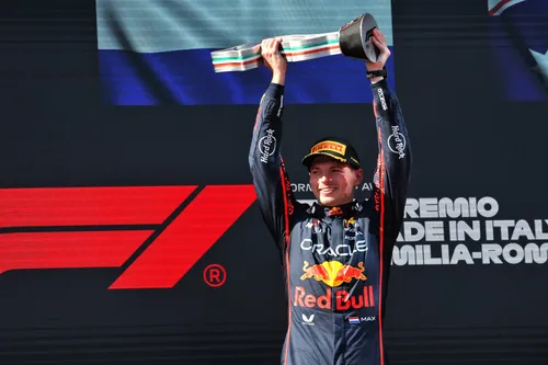 Verstappen op het podium na afloop van zijn overwinning in de Grand Prix van Emilia-Romagna.