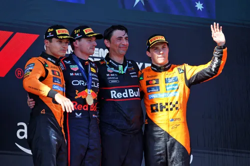 Max Verstappen op het podium in Italië samen met Lando Norris en Oscar Piastri.
