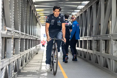 Carlos Sainz komt per fiets aan voor één van de meest iconische races op de kalender.
