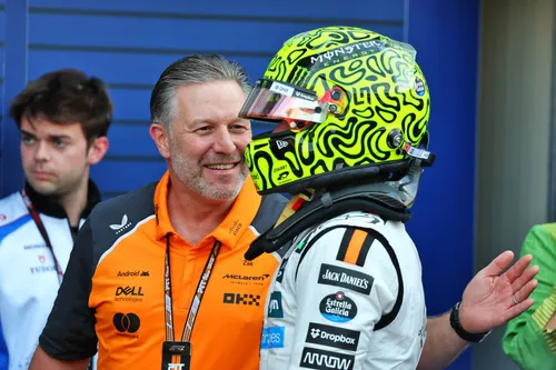 Lando Norris met Zak Brown na zijn pole position in Monaco