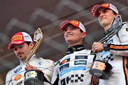 De McLaren-rijders wisten samen zes van de acht races te winnen dit jaar. De overige twee overwinningen waren voor Verstappen.