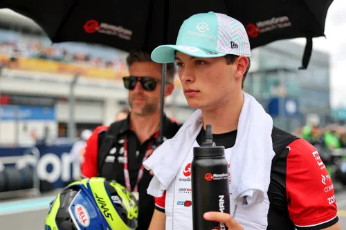 Oliver Bearman auf der Strecke vor dem Start des Großen Preises von Miami