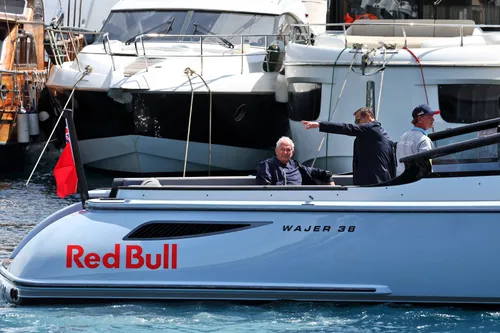 helmut marko op boot in monaco