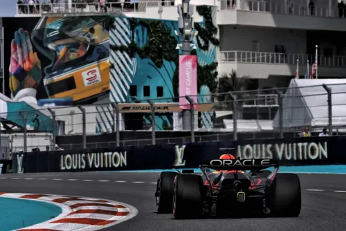 Verstappen tijdens zijn kwalificatieronde in Q3 in Miami
