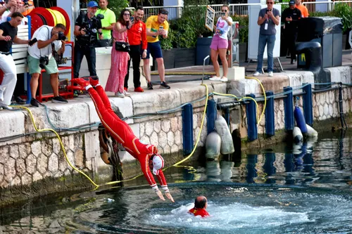 Charles Leclerc taucht nach seinem Sieg beim Monaco Grand Prix 2024 in den Hafen von Monaco ein