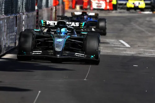 Russell net nadat hij de chicane afsneed om voorbij Albon in de Williams daarachter te komen