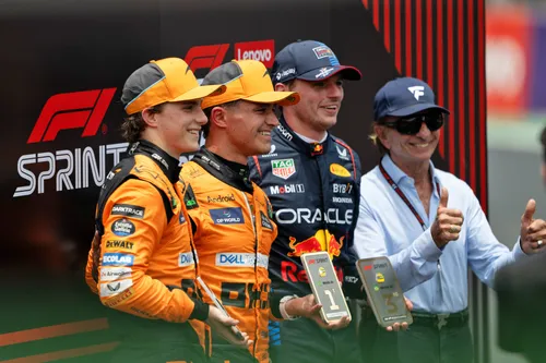 Emerson Fittipaldi, Piastri, Norris und Verstappen nach dem Sprintrennen 2024 in Brasilien