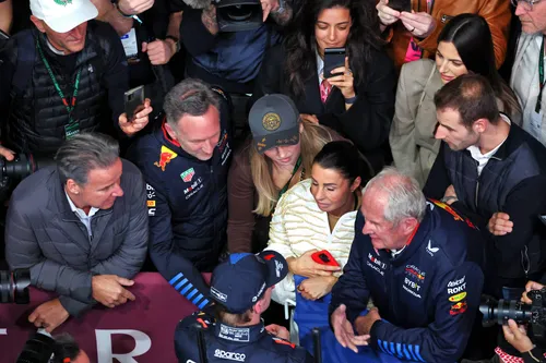 Victoria Verstappen (midden in beeld) feliciteert broer Max Verstappen met zijn overwinning in Qatar in 2023.