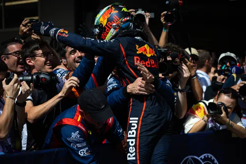 Arvid Lindblad won als jongste F2-coureur ooit een hoofdrace in Barcelona.