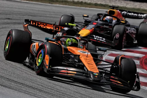 Max Verstappen jagt Lando Norris beim Spanischen Grand Prix