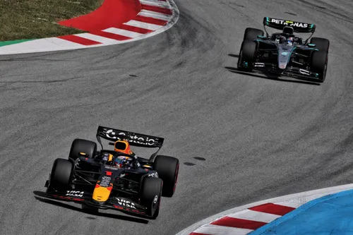 Max Verstappen und George Russell beim Großen Preis von Spanien - Foto: Race Pictures