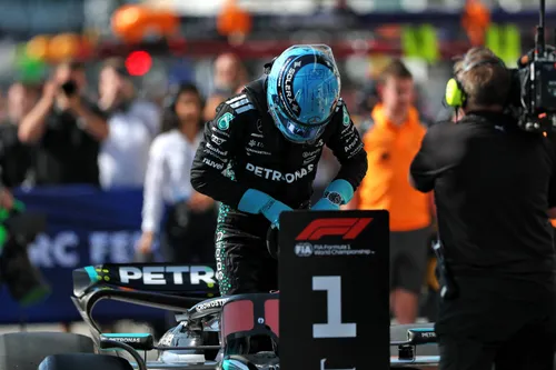 George Russell pakt pole position in Canada