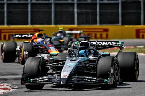 Verstappen tussen de twee Mercedessen tijdens zijn eerste stint op mediums&nbsp;