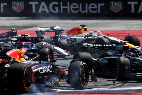 Antonelli veroorzaakte een crash met Verstappen en kreeg twee strafpunten