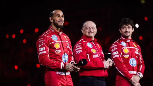 Charles Leclerc samen met Lewis Hamilton en Fred Vasseur tijdens het F1-live event in Londen